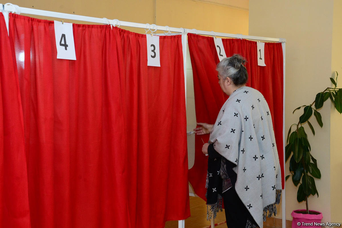 Azərbaycanda prezident seçkilərində səsvermə başladı (FOTO)