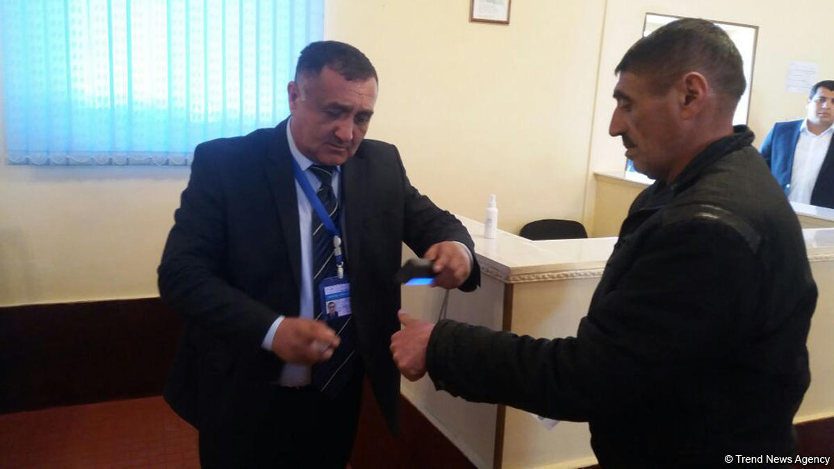 Məhbuslar prezident seçkilərində iştirak edir (FOTO)