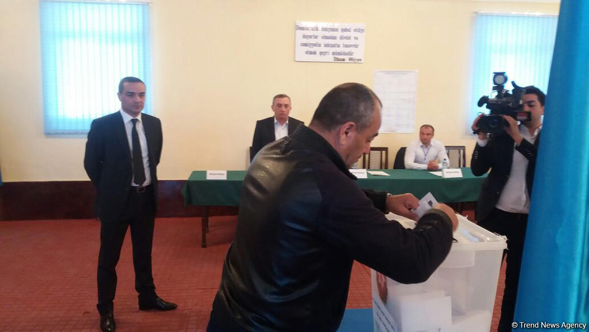 Məhbuslar prezident seçkilərində iştirak edir (FOTO)