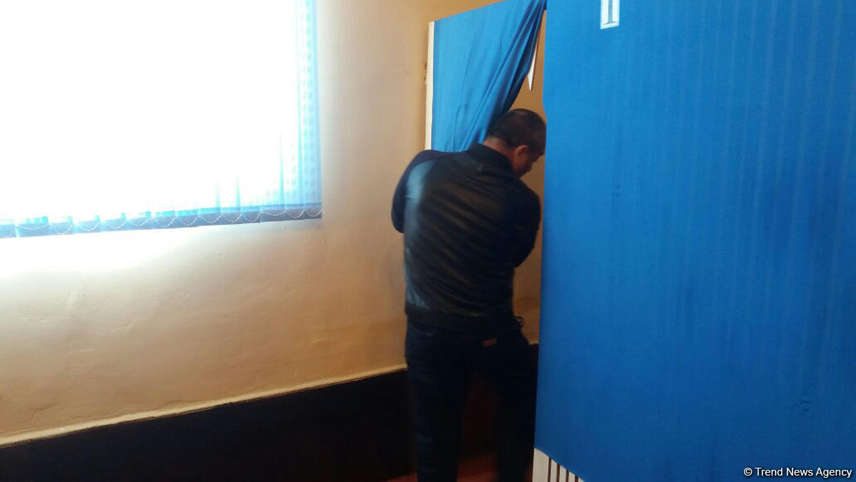 Məhbuslar prezident seçkilərində iştirak edir (FOTO)