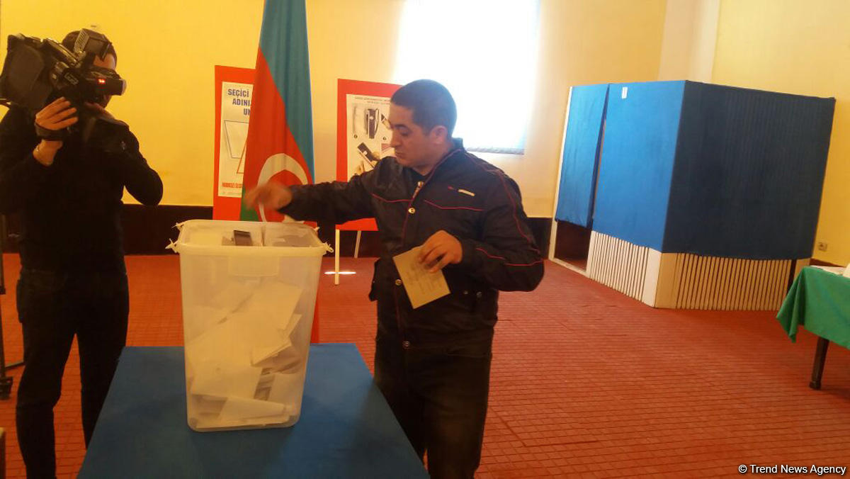 Məhbuslar prezident seçkilərində iştirak edir (FOTO)