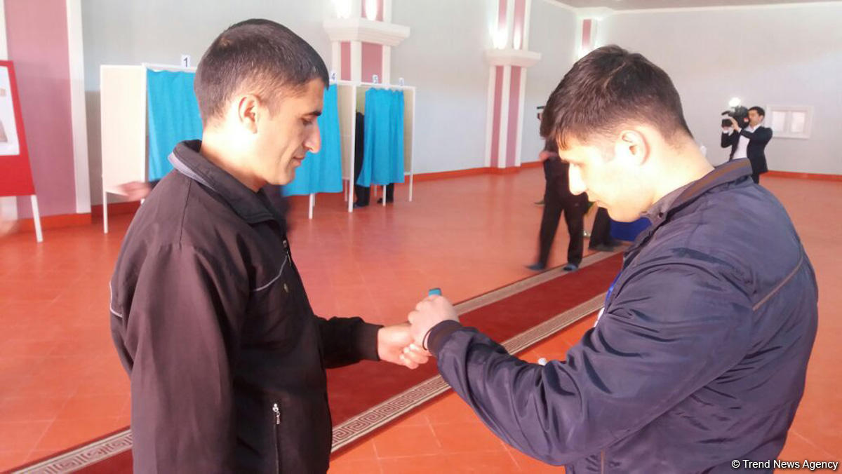 Cəzaçəkmə müəssisəsində səsvermə davam edir (FOTO)