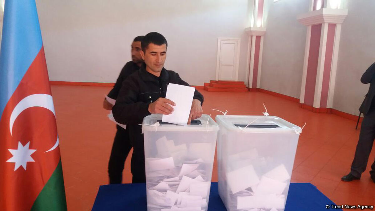 Cəzaçəkmə müəssisəsində səsvermə davam edir (FOTO)