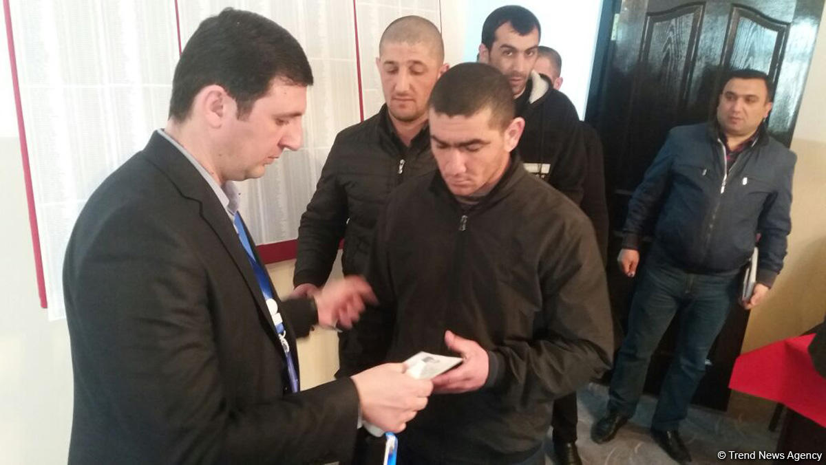 2 saylı cəzaçəkmə müəssisəsində məhkumlar səs verir (FOTO)