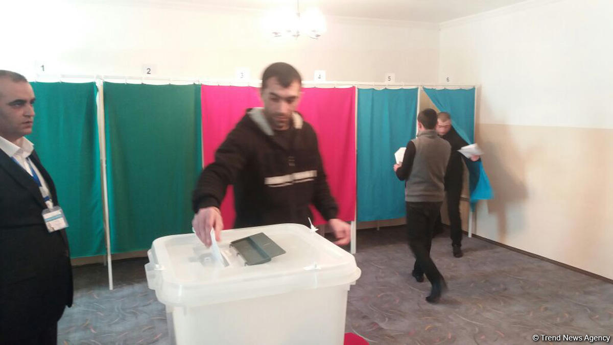 2 saylı cəzaçəkmə müəssisəsində məhkumlar səs verir (FOTO)