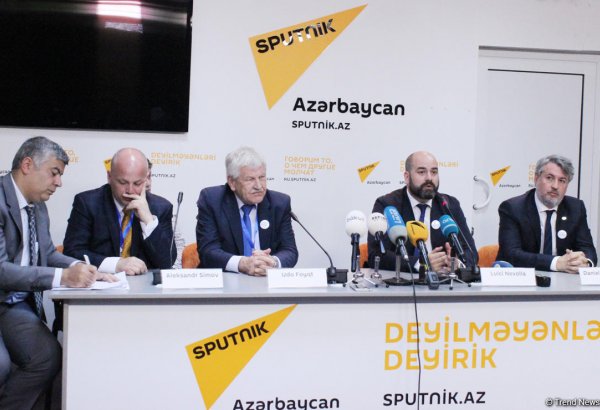 İtaliyalı müşahidəçilər: Azərbaycanda prezident seçkilərində KİV-lərin işi üçün bütün şərait yaradılmışdı (FOTO)