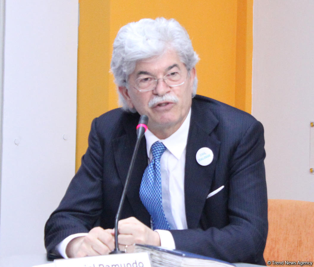 İtaliyalı müşahidəçilər: Azərbaycanda prezident seçkilərində KİV-lərin işi üçün bütün şərait yaradılmışdı (FOTO)