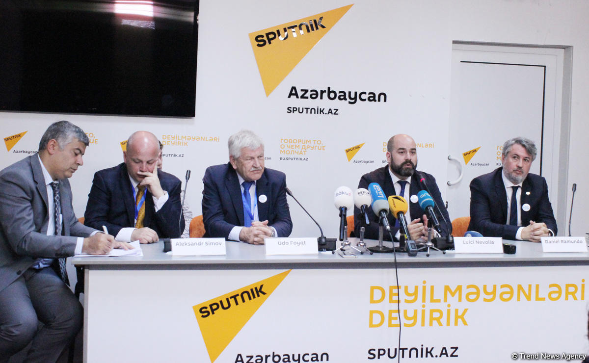 İtaliyalı müşahidəçilər: Azərbaycanda prezident seçkilərində KİV-lərin işi üçün bütün şərait yaradılmışdı (FOTO)