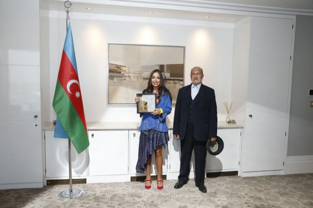 Leyla Əliyeva 76 il əvvəl həlak olmuş azərbaycanlı döyüşçünün xatirəsini yad edib (FOTO)