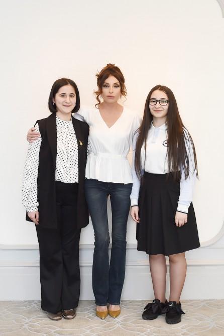 Birinci vitse-prezident Mehriban Əliyeva gənc ixtiraçılarla görüşüb (FOTO)