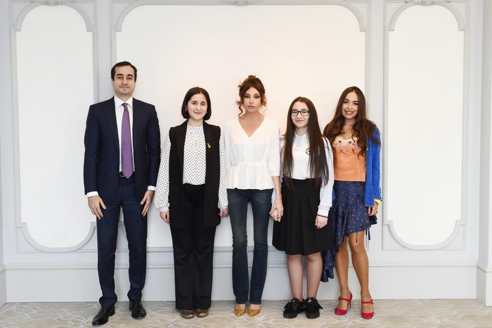 Birinci vitse-prezident Mehriban Əliyeva gənc ixtiraçılarla görüşüb (FOTO)