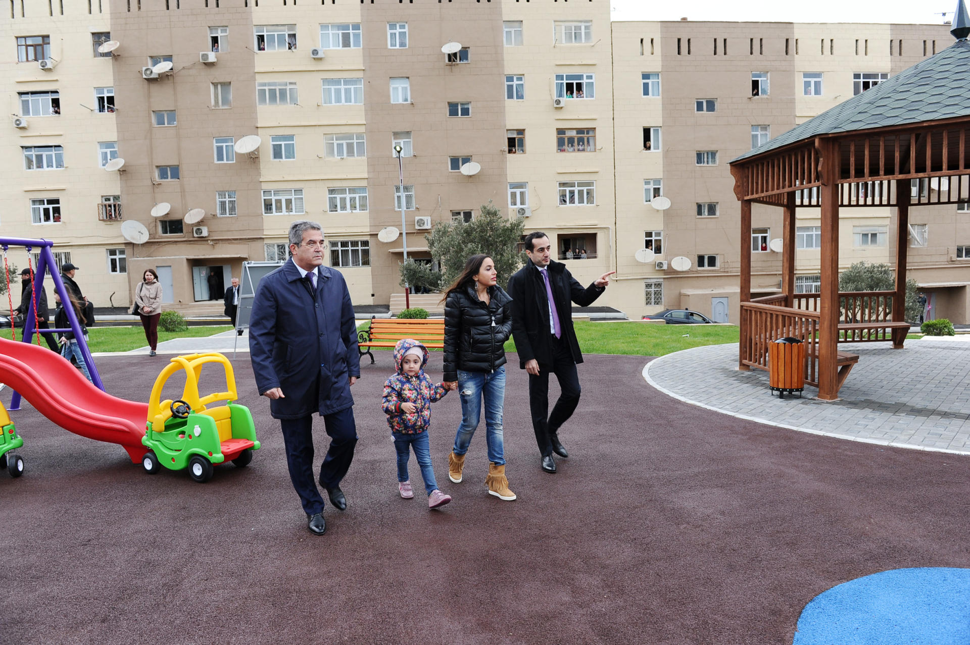 Leyla Əliyeva “Bizim həyət” layihəsi çərçivəsində abadlaşdırılan növbəti həyətin açılışında iştirak edib (FOTO)