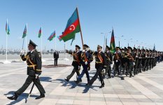Prezident İlham Əliyev və ailə üzvləri Dövlət Bayrağı Meydanında olublar (FOTO)