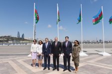 Prezident İlham Əliyev və ailə üzvləri Dövlət Bayrağı Meydanında olublar (FOTO)