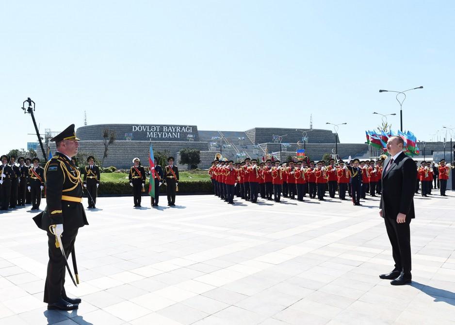Prezident İlham Əliyev və ailə üzvləri Dövlət Bayrağı Meydanında olublar (FOTO)