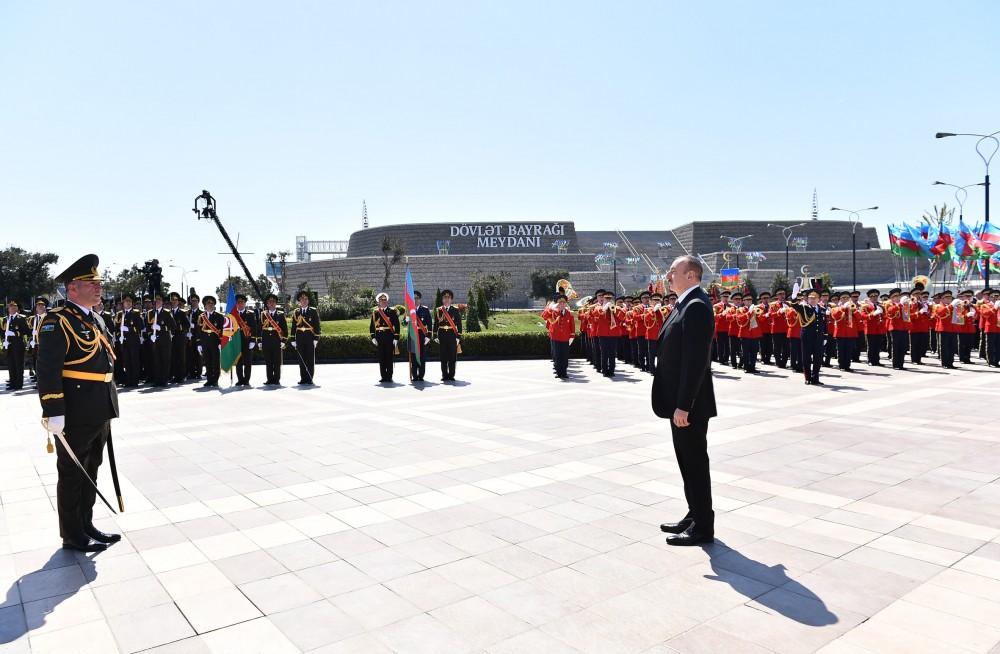 Prezident İlham Əliyev və ailə üzvləri Dövlət Bayrağı Meydanında olublar (FOTO)