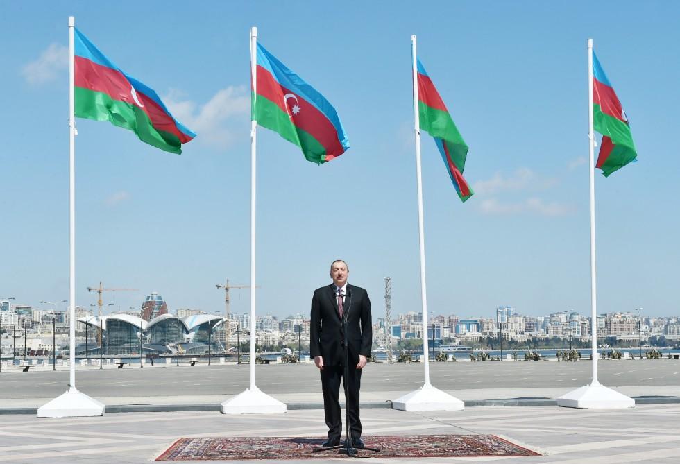 Prezident İlham Əliyev və ailə üzvləri Dövlət Bayrağı Meydanında olublar (FOTO)