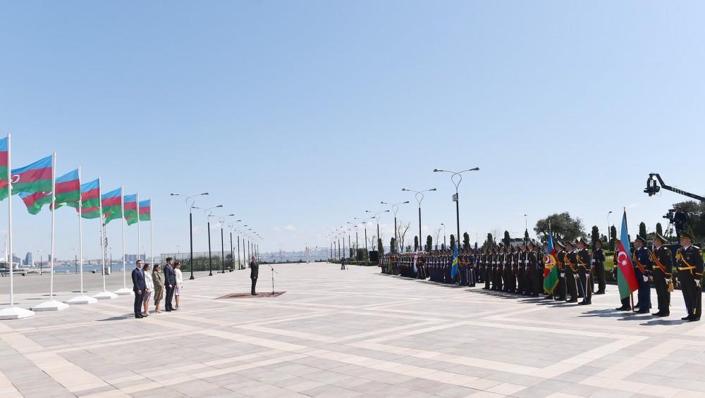 Prezident İlham Əliyev və ailə üzvləri Dövlət Bayrağı Meydanında olublar (FOTO)