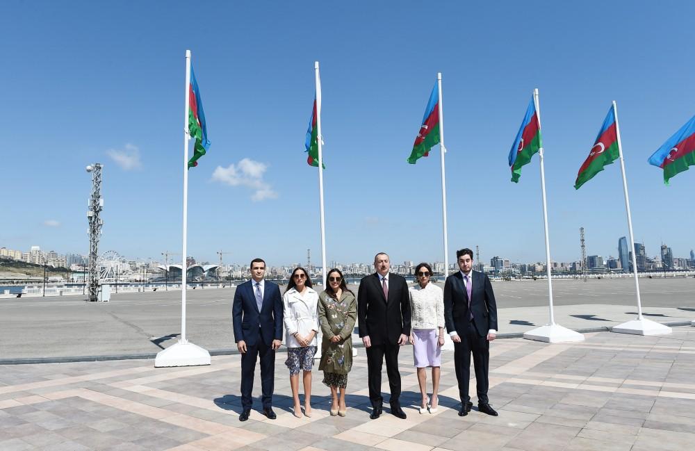 Prezident İlham Əliyev və ailə üzvləri Dövlət Bayrağı Meydanında olublar (FOTO)