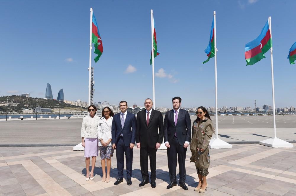 Prezident İlham Əliyev və ailə üzvləri Dövlət Bayrağı Meydanında olublar (FOTO)
