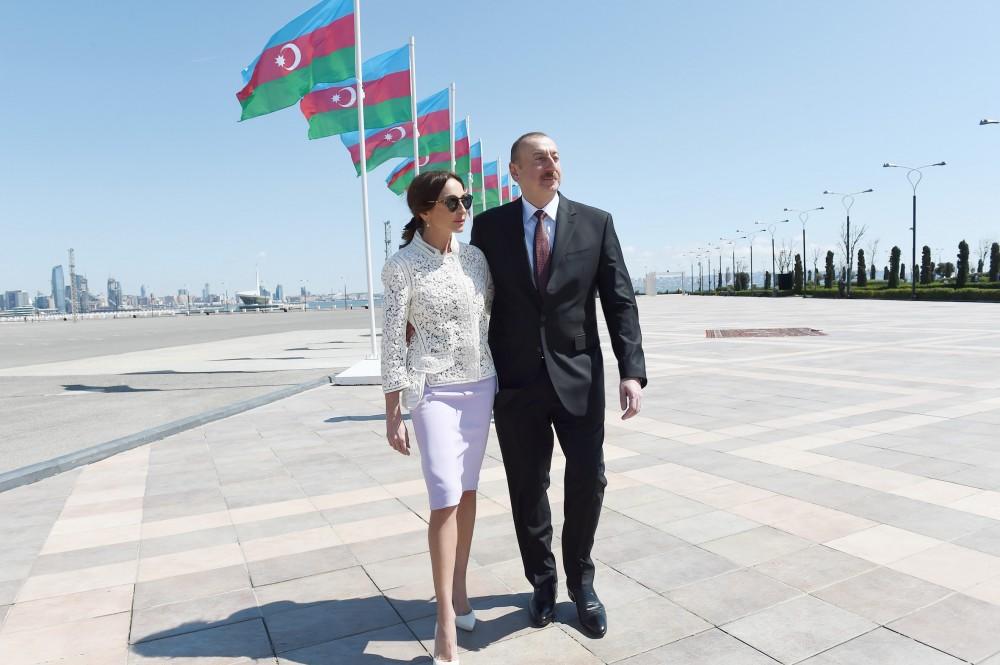 Prezident İlham Əliyev və ailə üzvləri Dövlət Bayrağı Meydanında olublar (FOTO)