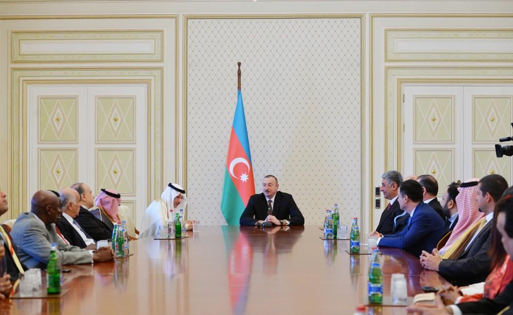 Prezident İlham Əliyev İƏT Gənclər və İdman Nazirləri Konfransının 4-cü sessiyasında iştirak edən gənclər və idman nazirləri ilə görüşüb (FOTO) (YENİLƏNİB)