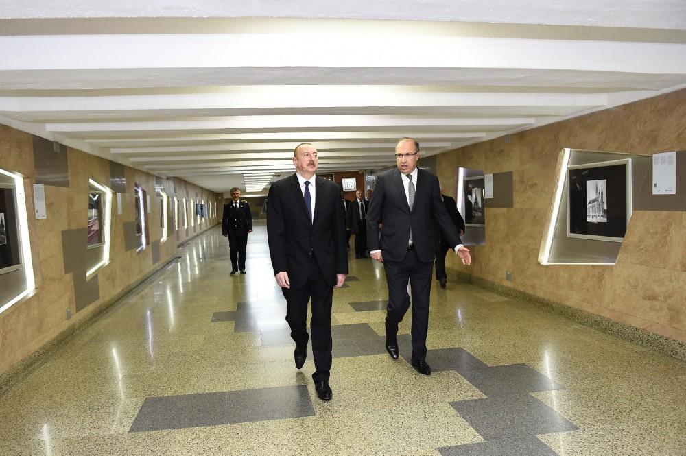Prezident İlham Əliyev paytaxta gətirilən yeni metro qatarlarında yaradılan şəraitlə tanış olub (FOTO) (YENİLƏNİB)