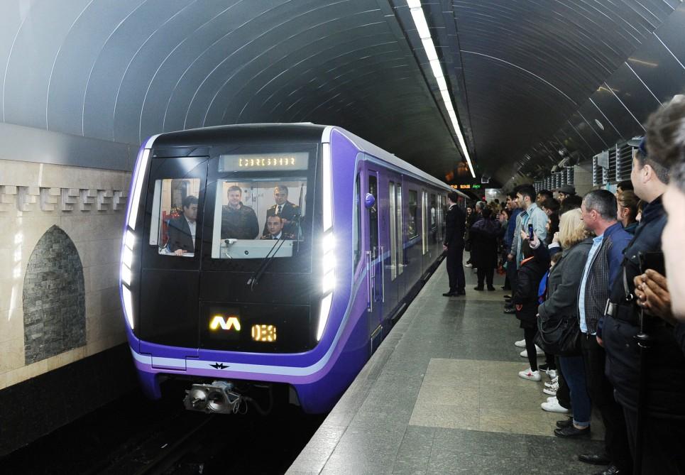 Prezident İlham Əliyev paytaxta gətirilən yeni metro qatarlarında yaradılan şəraitlə tanış olub (FOTO) (YENİLƏNİB)
