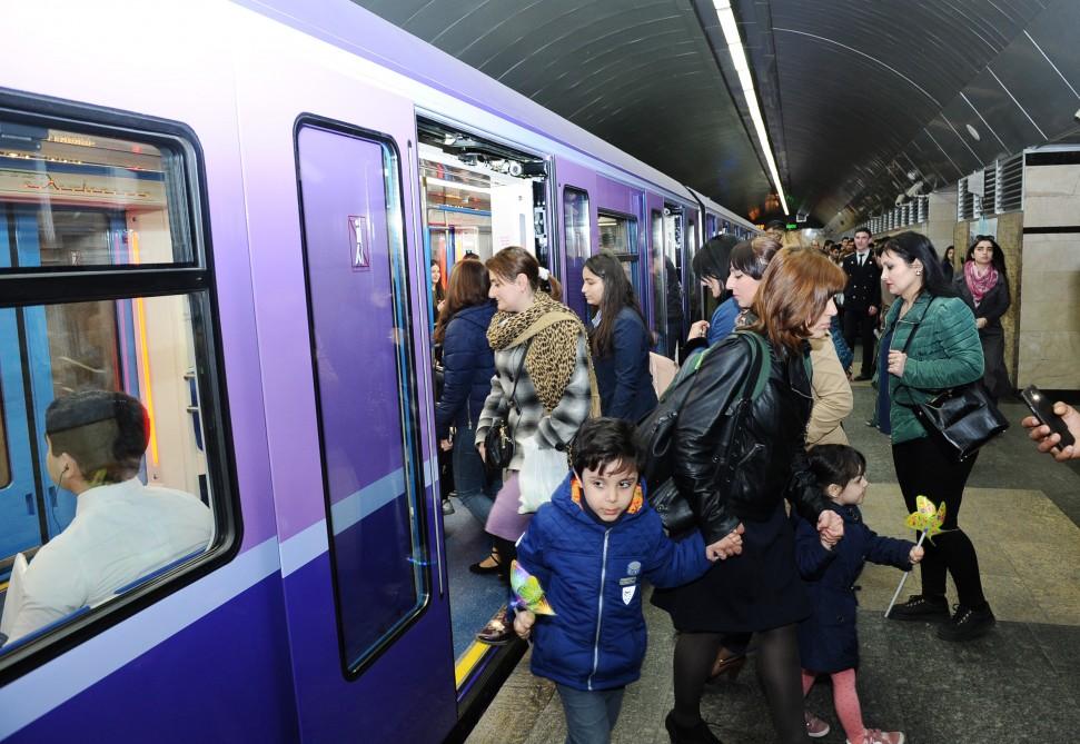 Prezident İlham Əliyev paytaxta gətirilən yeni metro qatarlarında yaradılan şəraitlə tanış olub (FOTO) (YENİLƏNİB)