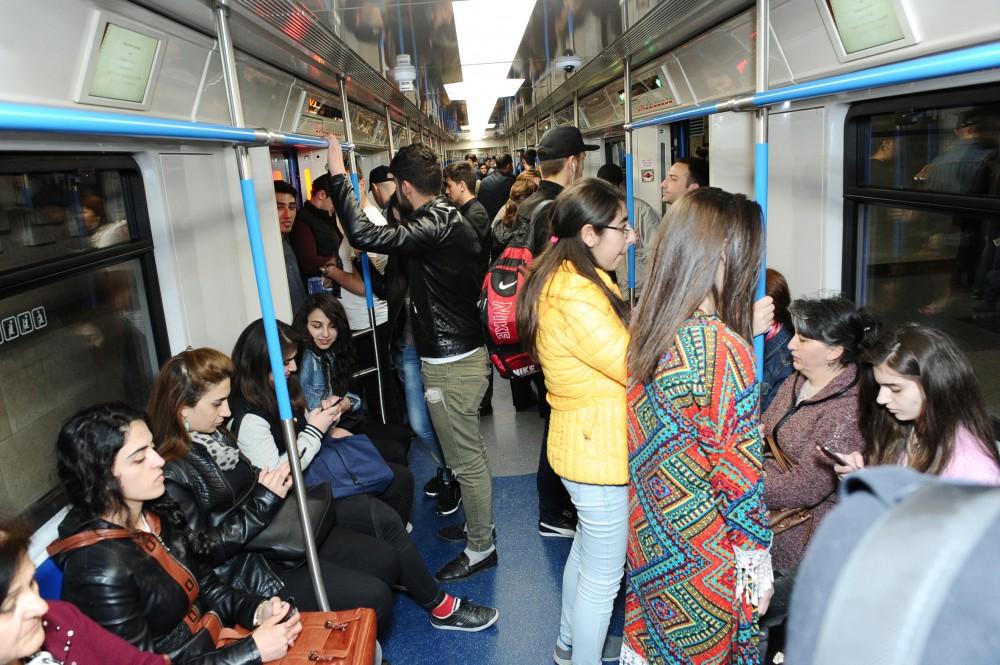 Prezident İlham Əliyev paytaxta gətirilən yeni metro qatarlarında yaradılan şəraitlə tanış olub (FOTO) (YENİLƏNİB)
