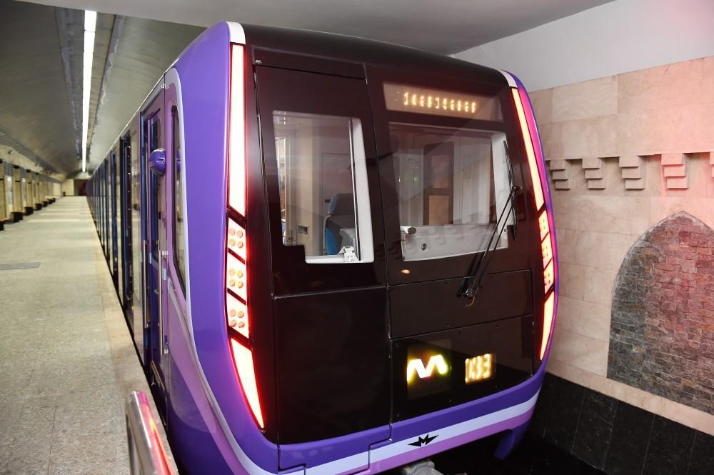 Prezident İlham Əliyev paytaxta gətirilən yeni metro qatarlarında yaradılan şəraitlə tanış olub (FOTO) (YENİLƏNİB)