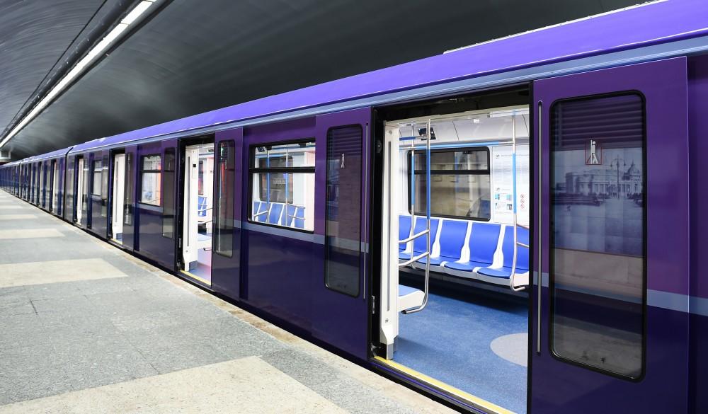 Prezident İlham Əliyev paytaxta gətirilən yeni metro qatarlarında yaradılan şəraitlə tanış olub (FOTO) (YENİLƏNİB)