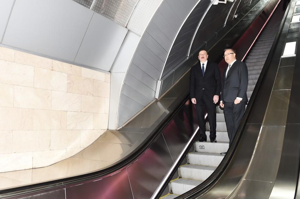 Prezident İlham Əliyev paytaxta gətirilən yeni metro qatarlarında yaradılan şəraitlə tanış olub (FOTO) (YENİLƏNİB)