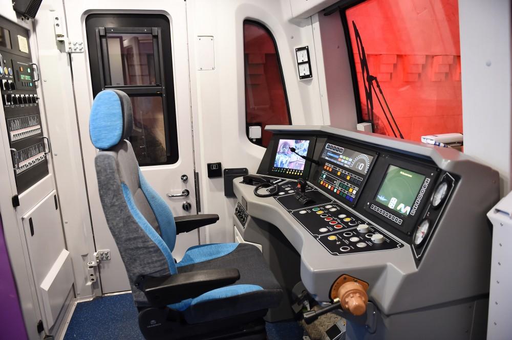 Prezident İlham Əliyev paytaxta gətirilən yeni metro qatarlarında yaradılan şəraitlə tanış olub (FOTO) (YENİLƏNİB)