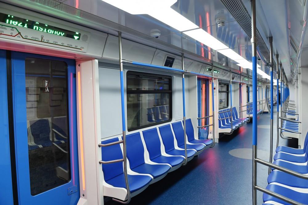 Prezident İlham Əliyev paytaxta gətirilən yeni metro qatarlarında yaradılan şəraitlə tanış olub (FOTO) (YENİLƏNİB)