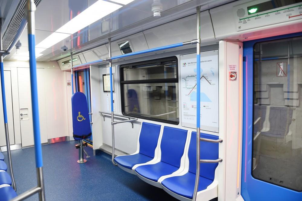 Prezident İlham Əliyev paytaxta gətirilən yeni metro qatarlarında yaradılan şəraitlə tanış olub (FOTO) (YENİLƏNİB)