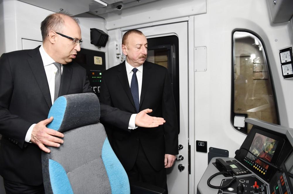 Prezident İlham Əliyev paytaxta gətirilən yeni metro qatarlarında yaradılan şəraitlə tanış olub (FOTO) (YENİLƏNİB)