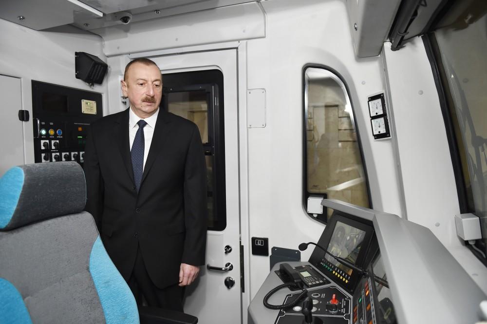 Prezident İlham Əliyev paytaxta gətirilən yeni metro qatarlarında yaradılan şəraitlə tanış olub (FOTO) (YENİLƏNİB)
