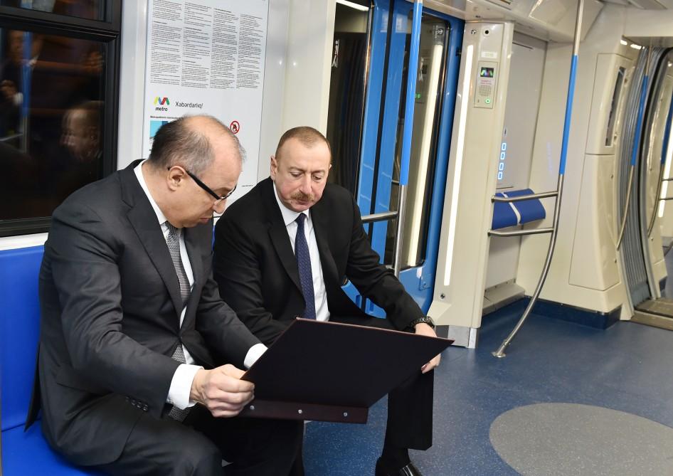 Prezident İlham Əliyev paytaxta gətirilən yeni metro qatarlarında yaradılan şəraitlə tanış olub (FOTO) (YENİLƏNİB)