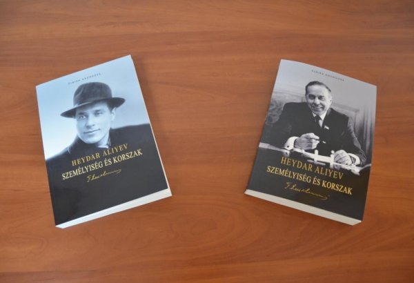 Heydər Əliyevin ömür yolundan bəhs edən “Şəxsiyyət və zaman” trilogiyası macar dilində çap olunub (FOTO)