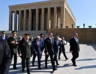 Prezident İlham Əliyev Ankarada Anıtqəbiri ziyarət edib (FOTO)