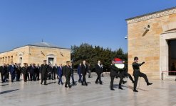 Prezident İlham Əliyev Ankarada Anıtqəbiri ziyarət edib (FOTO)