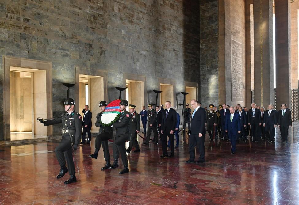 Prezident İlham Əliyev Ankarada Anıtqəbiri ziyarət edib (FOTO)