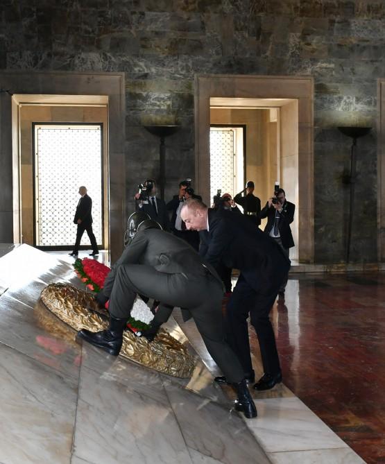 Prezident İlham Əliyev Ankarada Anıtqəbiri ziyarət edib (FOTO)
