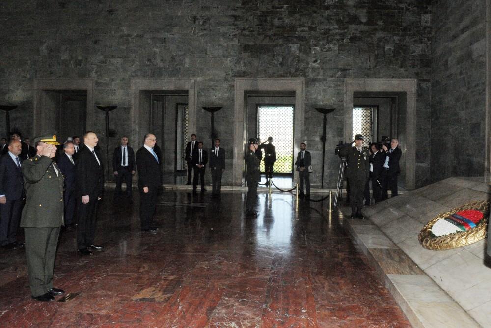 Prezident İlham Əliyev Ankarada Anıtqəbiri ziyarət edib (FOTO)
