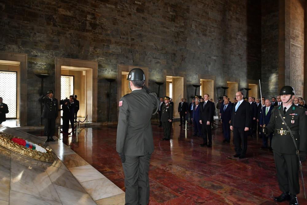 Prezident İlham Əliyev Ankarada Anıtqəbiri ziyarət edib (FOTO)