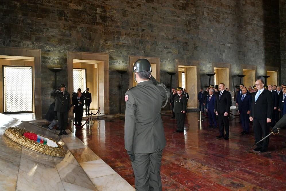 Prezident İlham Əliyev Ankarada Anıtqəbiri ziyarət edib (FOTO)