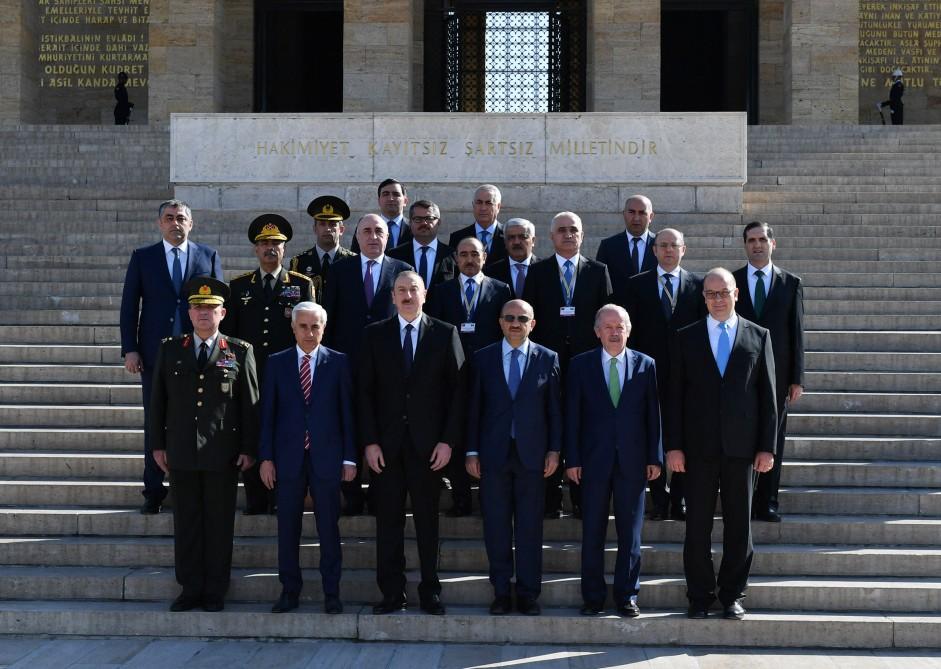 Prezident İlham Əliyev Ankarada Anıtqəbiri ziyarət edib (FOTO)