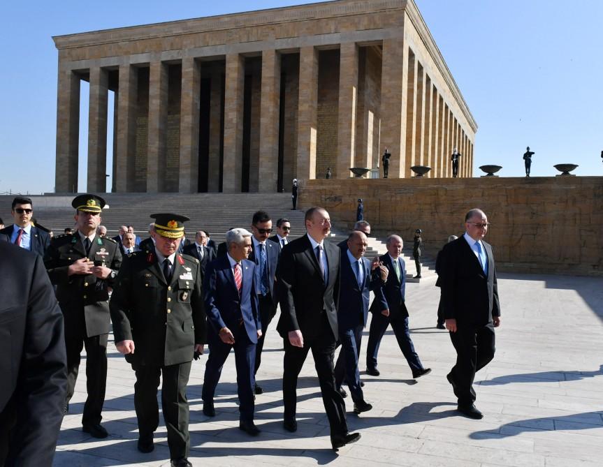 Prezident İlham Əliyev Ankarada Anıtqəbiri ziyarət edib (FOTO)