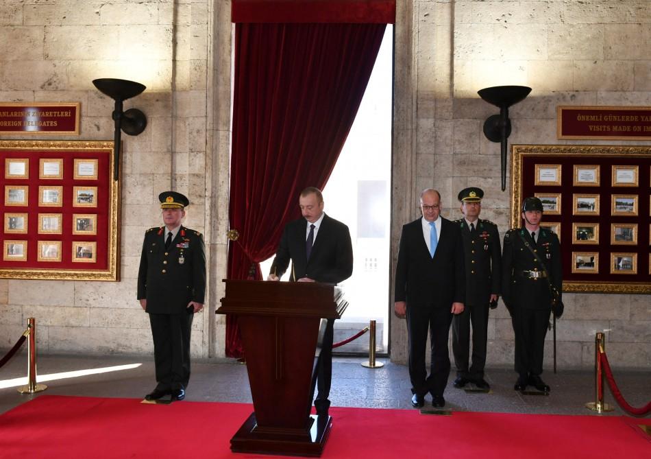 Prezident İlham Əliyev Ankarada Anıtqəbiri ziyarət edib (FOTO)